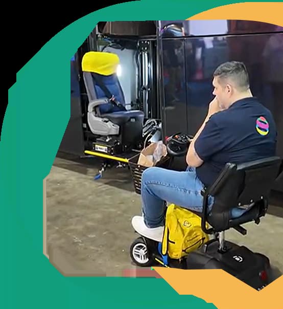 Três jovens curtindo um show.